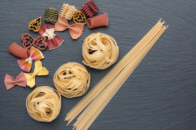 Pasta sobre un fondo de piedra gris oscuro