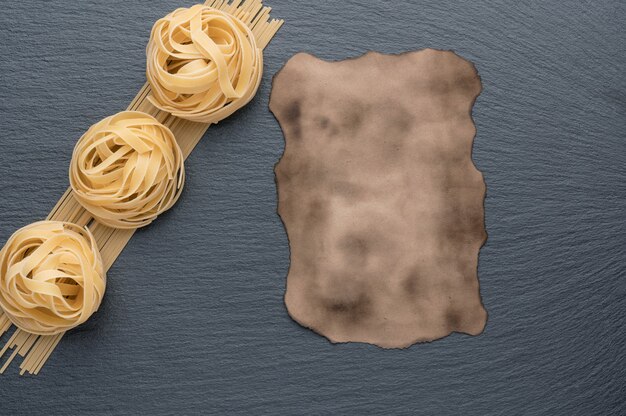 Pasta sobre un fondo de piedra gris oscuro