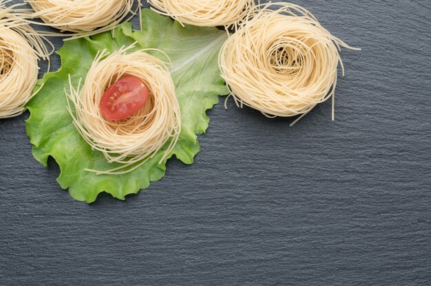 Pasta sobre un fondo de piedra oscura