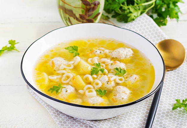 Pasta y sopa de albóndigas de pollo saludable