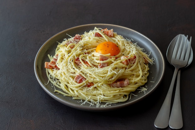 Pasta Spaghetti Carbonara mit Ei.