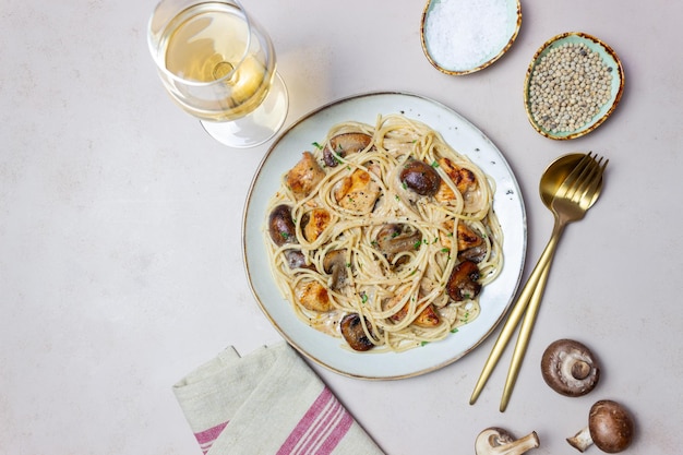 Pasta-Spaghetti in einer cremigen Sauce mit Hähnchen und Champignons. Italienisches Essen.