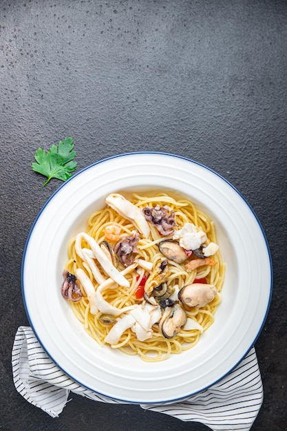 Pasta Spaghetti Meeresfrüchte Mahlzeit zweiter Gang italienische Küche Snack auf dem Tisch kopieren Raum Essen