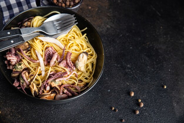 Pasta Spaghetti Meeresfrüchte Muschel Tintenfisch Tintenfisch Garnelen frische Mahlzeit Snack