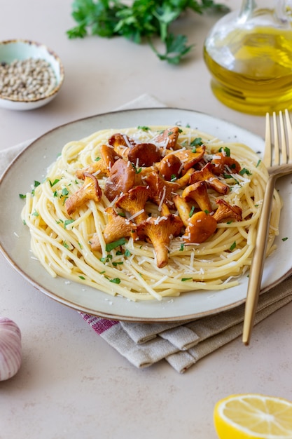 Pasta Spaghetti mit Champignons Pfifferlinge und Parmesankäse. Gesundes Essen. Vegetarisches Essen. Italienisches Essen.