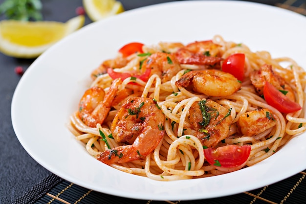 Pasta Spaghetti mit Garnelen, Tomaten und Petersilie. Gesundes Essen. Italienisches Essen.