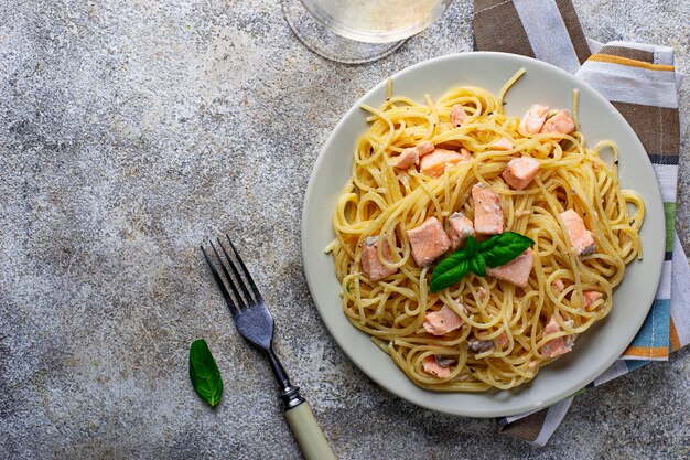 Pasta Spaghetti mit Lachs und Basilikum