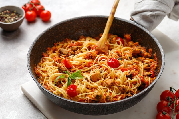 Pasta-Spaghetti mit Meeresfrüchte-Muschel-Nudeln mit Tomaten-Sauce in Bratpfanne