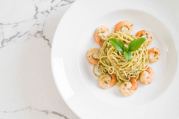 Pasta Spaghetti mit Pesto grün und Garnelen