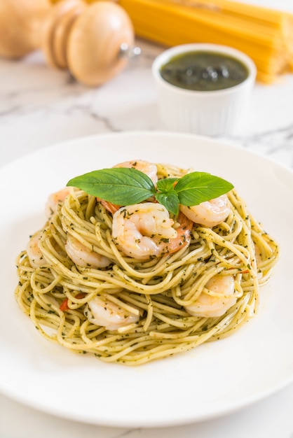 Pasta Spaghetti mit Pesto grün und Garnelen