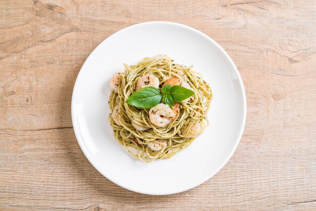 Pasta Spaghetti mit Pesto grün und Garnelen