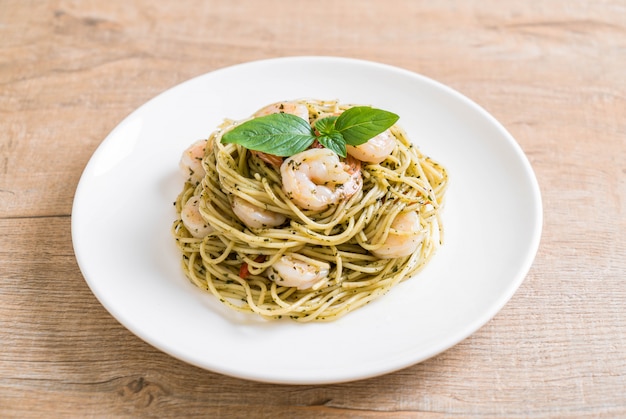 Pasta Spaghetti mit Pesto grün und Garnelen