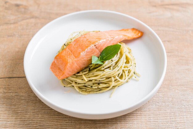 Pasta Spaghetti mit Pesto grün und Lachs