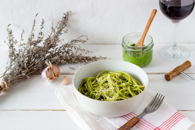 Pasta Spaghetti mit Pesto-Sauce auf einem Holztisch. Nationale Küche. Gesundes Essen. Vegetarisches Essen. Rezept.