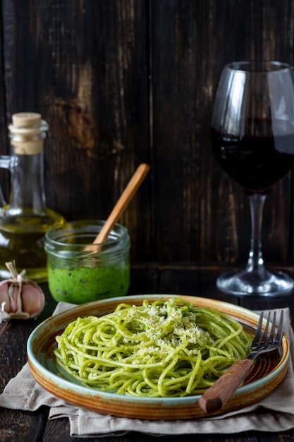 Pasta Spaghetti mit Pesto-Sauce auf einem Holztisch. Nationale Küche. Gesundes Essen. Vegetarisches Essen. Rezept.