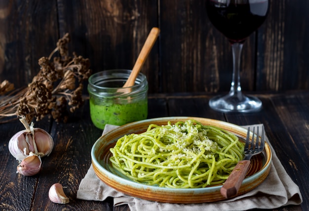 Pasta Spaghetti mit Pesto-Sauce auf einem Holztisch. Nationale Küche. Gesundes Essen. Vegetarisches Essen. Rezept.