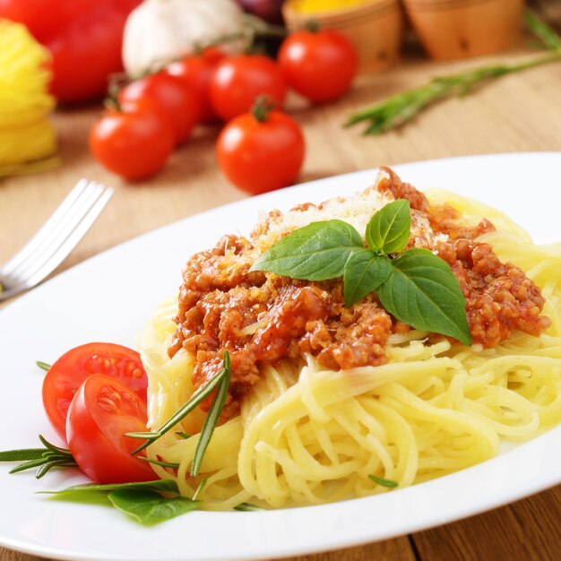 Pasta-Spaghetti mit Rinder-Tomaten-Sauce, Basilikum und Parmesan