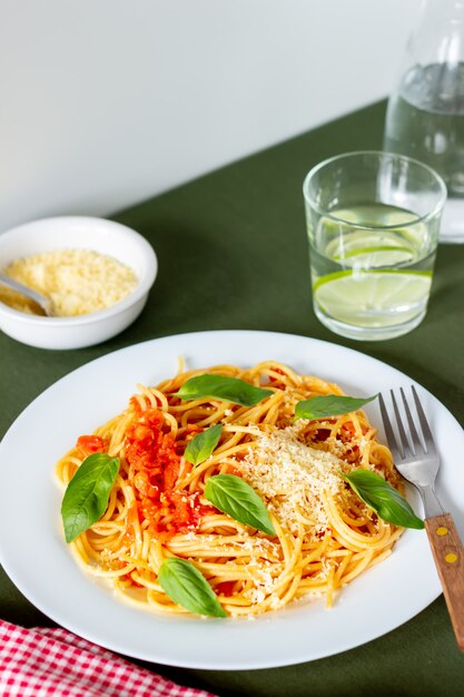 Pasta Spaghetti mit Tomaten, Basilikum und Parmesan. Italienische Küche. Rezept. Gesundes Essen.