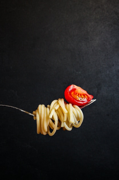 Pasta Spaghetti mit Tomaten und Basilikum