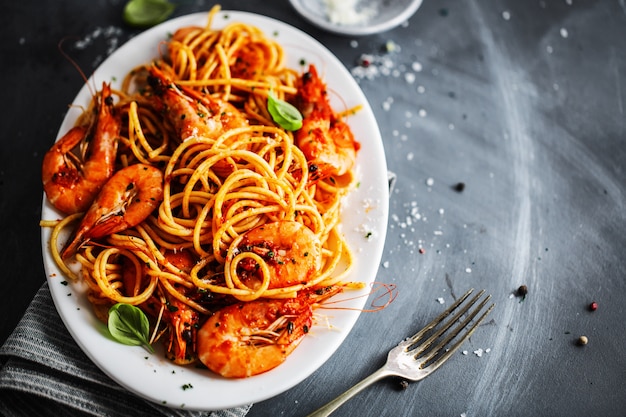 Pasta Spaghetti mit Tomatensauce und Garnelen