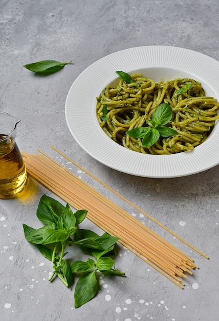 Pasta spaghetti pesto mit frischem basilikum und olivenöl