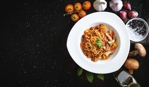 Pasta Spaghetti Rindfleisch und Tomatensauce in weißer Schale. Draufsicht