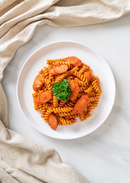 Pasta Spirali con salsa de tomate y salchicha