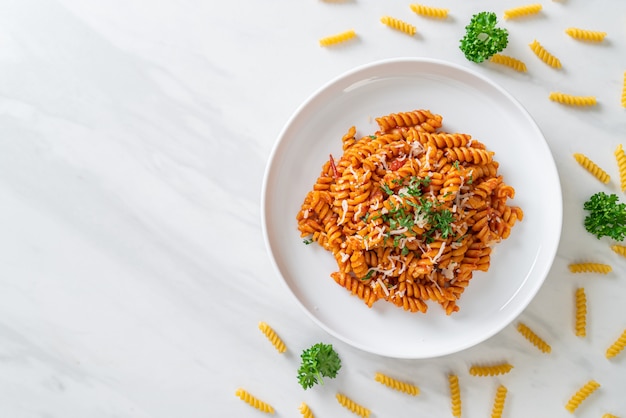 Pasta Spirali con salsa de tomate y salchicha