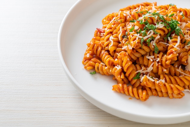 Pasta Spirali con salsa de tomate y salchicha