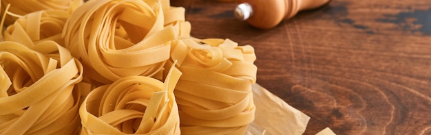 Pasta tagliatelle casera en papel marrón