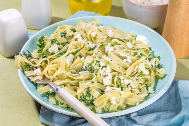 Pasta tagliatelle con espinacas y requesón