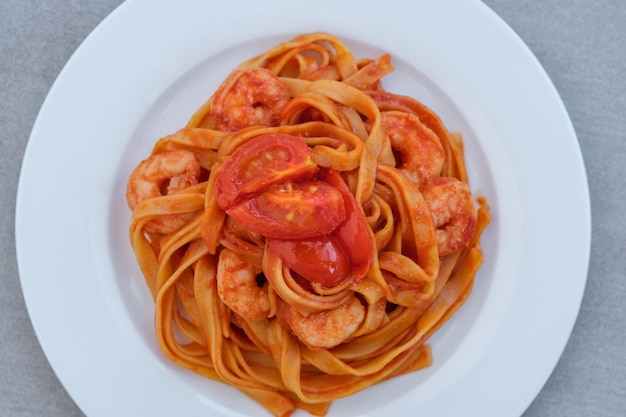 Pasta tagliatelle de gambas con tomate y ajo