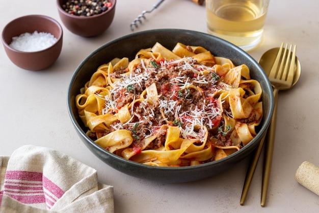 Pasta Tagliatelle mit Bolognese-Sauce Italienische Küche Traditionelles Rezept