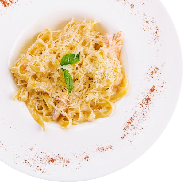 Pasta-Tagliatelle mit Lachs und Parmesankäse