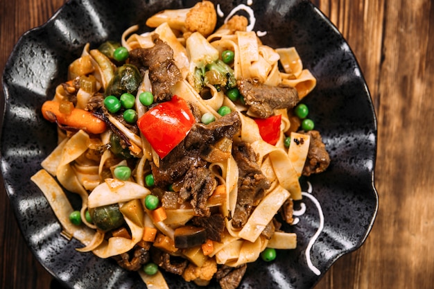 Pasta Tagliatelle Rindfleisch und Gemüse nach asiatischer Art