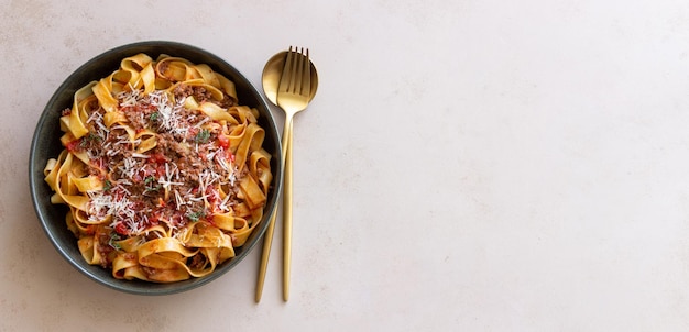 Foto pasta tagliatelle con salsa boloñesa cocina italiana receta tradicional