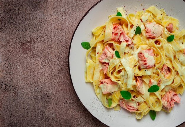 Pasta tagliatelle en salsa de crema con salmón casero sin gente