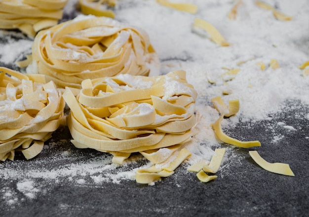 Pasta TagliaThelle auf grauem Hintergrund