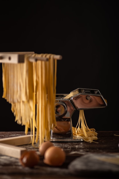 La pasta de tallarines recién preparada se seca en un secador de madera, cocina tradicional italiana