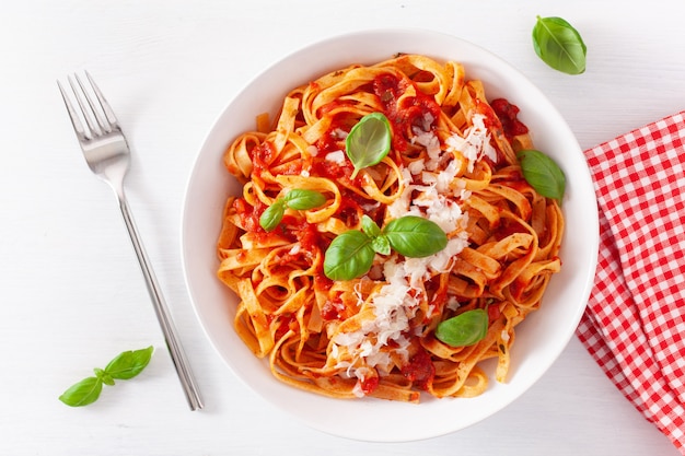 Pasta de tallarines con salsa de tomate y albahaca parmesana