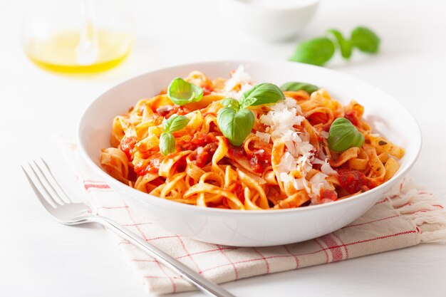 Pasta de tallarines con salsa de tomate y albahaca parmesana