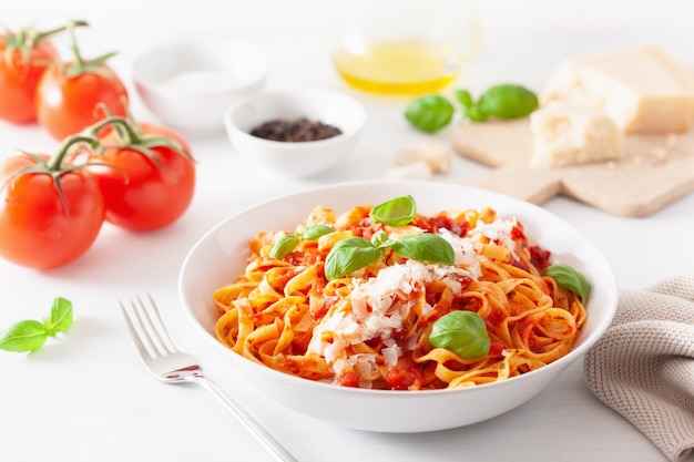 Pasta de tallarines con salsa de tomate y albahaca parmesana