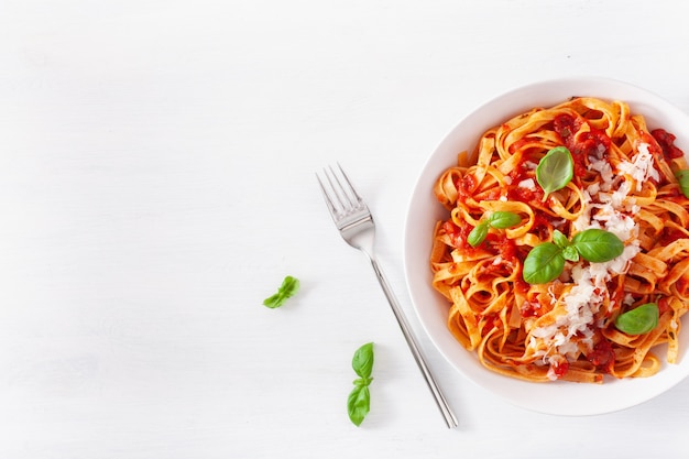 Pasta de tallarines con salsa de tomate y albahaca parmesana