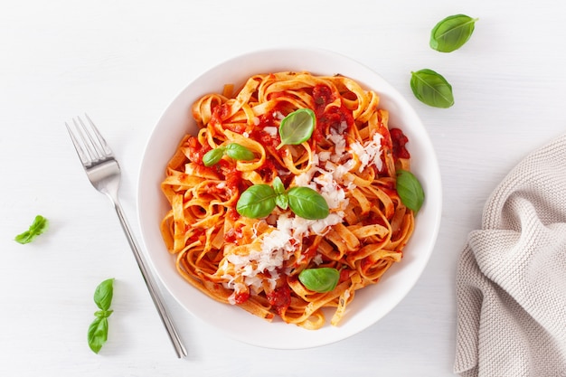 Pasta de tallarines con salsa de tomate y albahaca parmesana