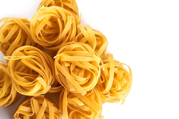 Pasta-Tapete. Makkaroni, Spaghetti auf weißem Hintergrund mit Textfreiraum