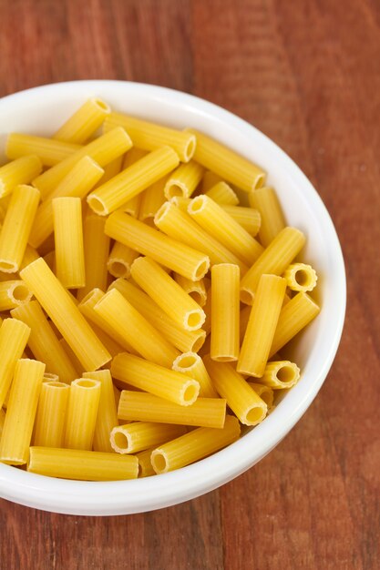 Pasta en tazón blanco