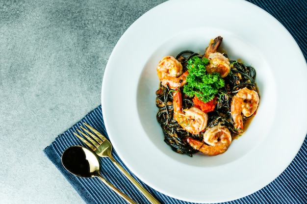 Pasta de tinta de calamar con gambas