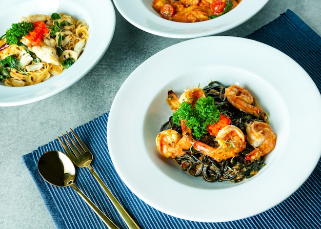 Pasta de tinta de calamar con gambas