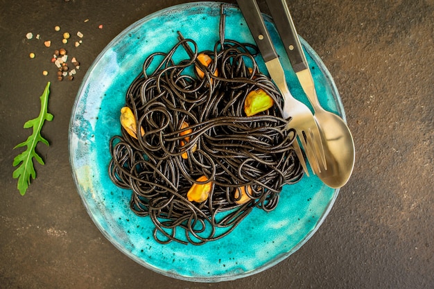 Pasta, tinta negra de sepia de espagueti (mariscos, mejillones)