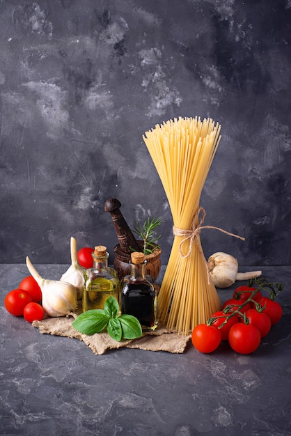 Pasta, tomate, aceite de oliva y vinagre.